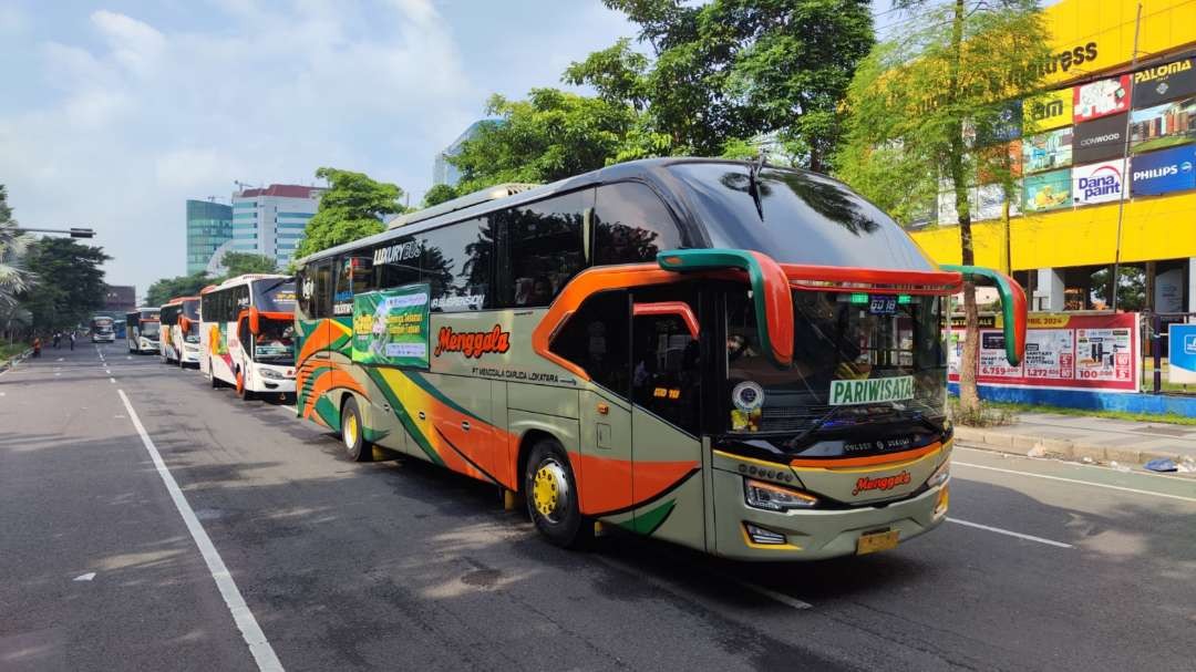 Bus pengakut peserta mudik gratis dilepas Pj Gubernur Jatim, Adhy Karyono, Minggu 7 April 2024. (Foto: Fariz Yarbo/Ngopibareng.id)