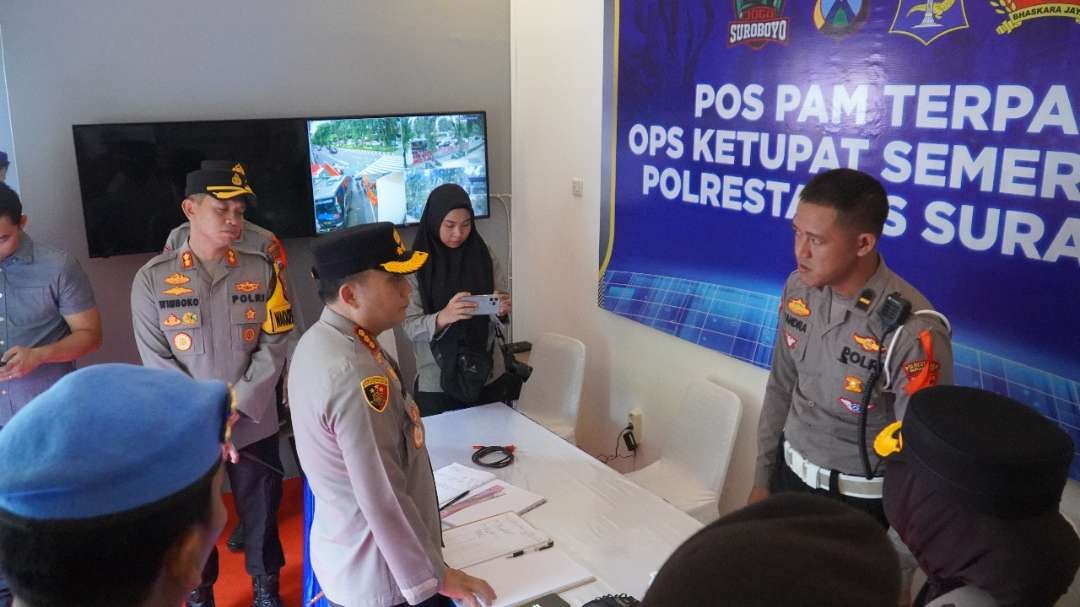 Kapolrestabes Surabaya, Pasma Royce saat melakukan peninjauan Pos Pengamanan di Surabaya. (Foto: Dok Polrestabes)