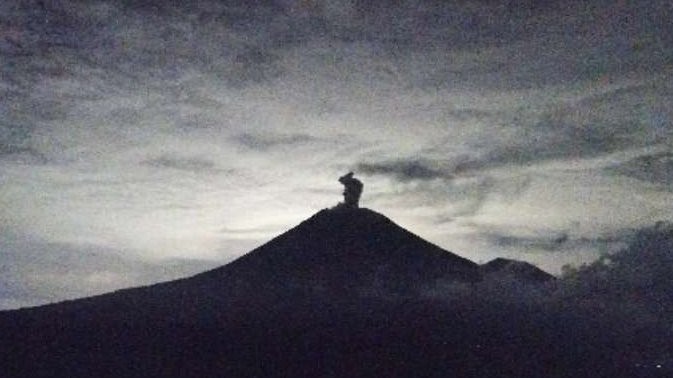 Gunung Semeru yang berada di kabupaten Lumajang, Jawa Timur mengalami erupsi pada Sabtu, 6 April 2024 pukul 21.58 WIB. (Foto: PVMBG)