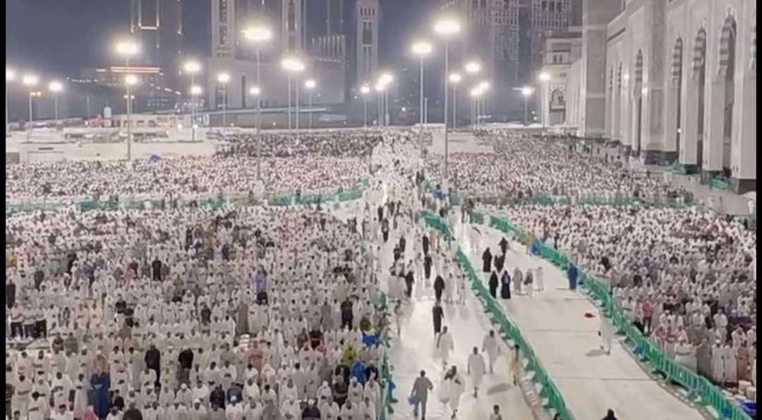 Gegap gempita umat Islam dal beribadah menjemput malam Lailatul Qadar, sebelum datang Idul Fitri. (Foto:dok/ngopibareng.id)