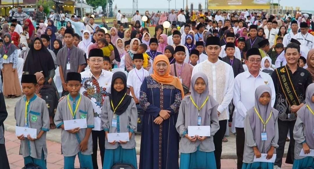 Ketua PP Muslimat NU, Hj Khofifah Indar Parawansa berbagi kebahagiaan bersama anak-anak yatim-piatu. (Foto:dok/ngopibareng.id)