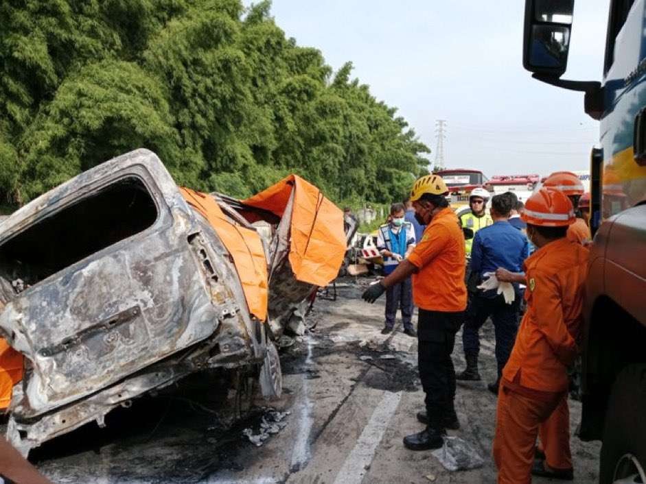 Bangkai mobil Gran Max terbakar usai terlibat kecelakaan maut di KM 58 Tol Cikampek, Senin 8 April 2024. (Foto: X)