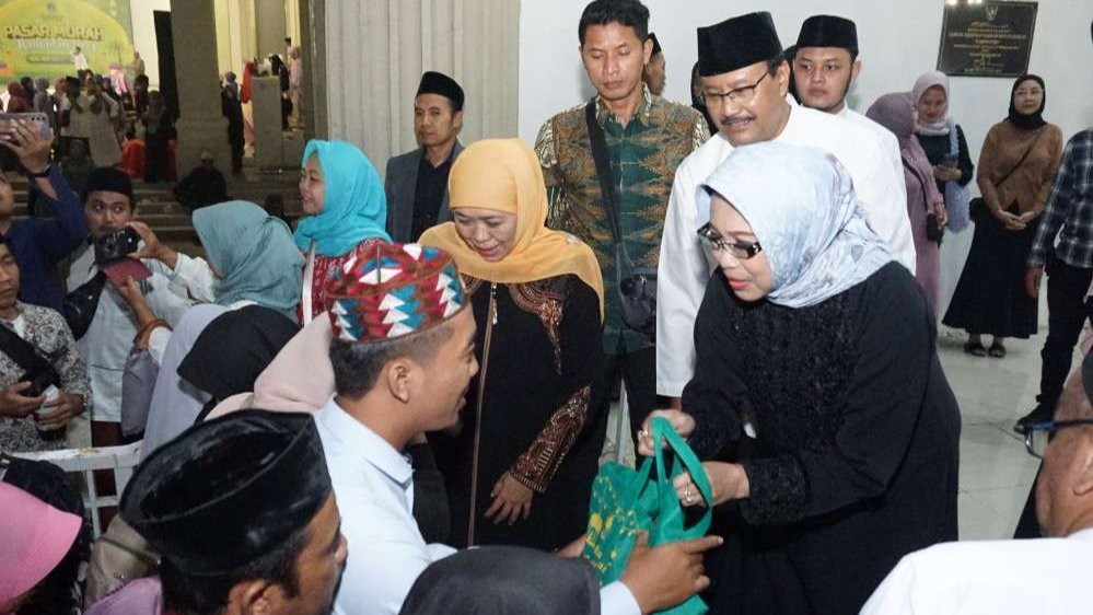 Walikota Pasuruan Saifullah Yusuf beserta istri dan Khofifah Indar Parawansa saat membagikan sembako kepada para THL di lingkungan pemerintah Kota Pasuruan, yang merupakan bagian dari program ASN peduli. (Foto: Pemkot Pasuruan)