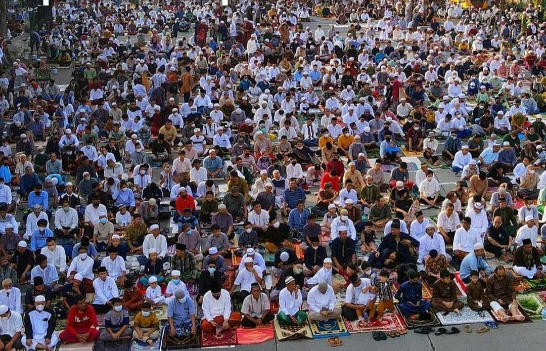 Shalat Idul Fitri yang dilaksanakan warga Muhammadiyah di lapangan. (Foto:dok/ngopibareng.id)