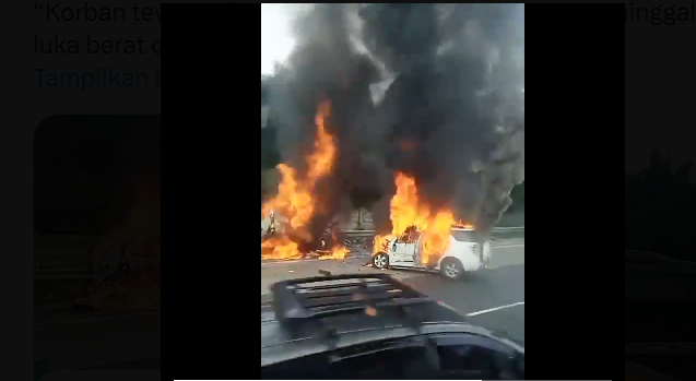 Mobil GranMax tinggal kerangka, hangus terbakar setelah bertabrakan dengan bus, seluruh penumpangnya tewas (foto: Twitter)