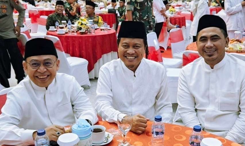 Ketua PWNU Jawa Tengah KH Abdul Ghofarrozin, bersama KH Yusuf Chudlori Tegalrejo dan Gus Taj Yasin bin Maimoen Zubair. (Foto:dok/ngopibareng.id)