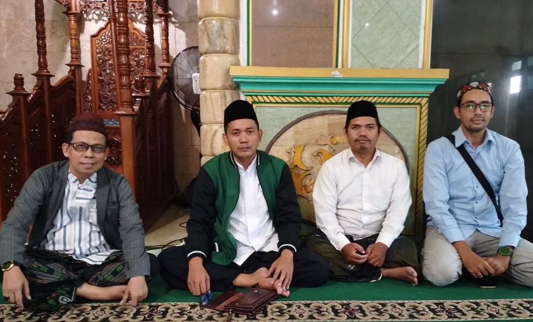 Ust Durrul Izza al Fatawi, bersama Sholehuddin, Ketua ISNU Sidoarjo. (Foto:dok/ngopibareng.id)