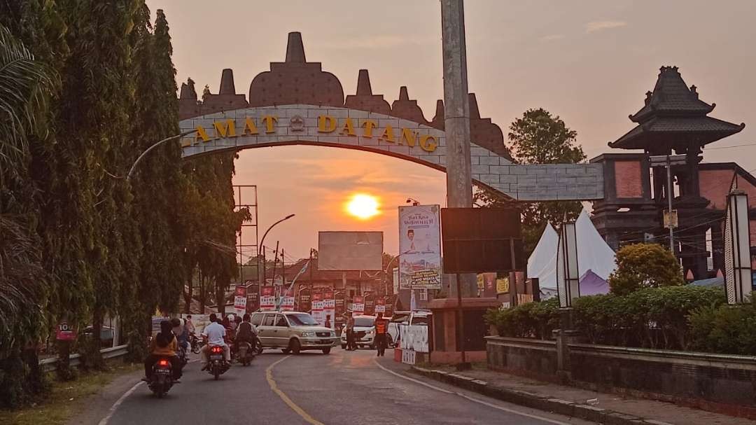 Gerbang perbatasan antara Jawa Timur dan Jawa Tengah, antara Kecamatan Padangan, Bojonegoro dan Kecamatan Cepu, Blora, pada mudik Lebaran 2024, Senin petang, 8 April 2024. (Foto: sujatmiko/ngopibareng.id)