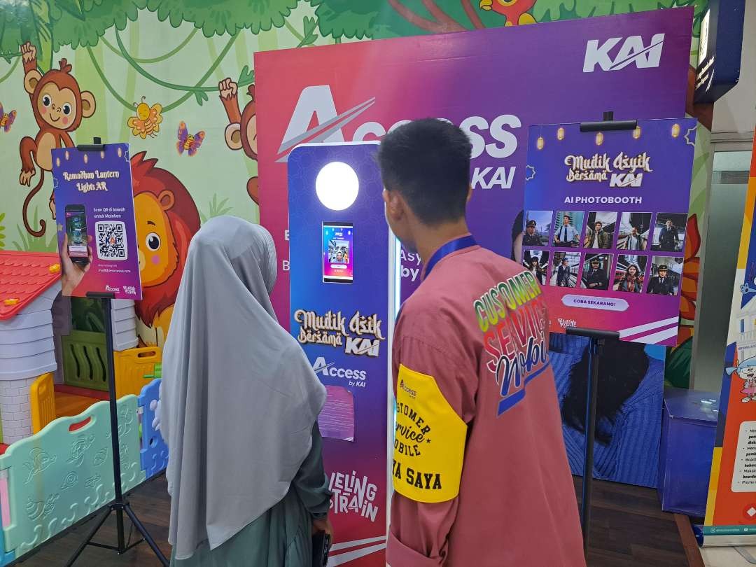 Salah satu pelanggan KA saat mencoba fasilitas foto AI, yang disediakan KAI Daop 8 Surabaya di Stasiun Surabaya Gubeng. (Foto: Humas KAI Daop 8)