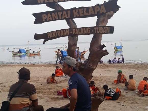 Wisata Pantai kelapa menawarkan selain keindahan laut juga pesona jejeran pohon kelapa (Foto: dok. ngopibareng.id)