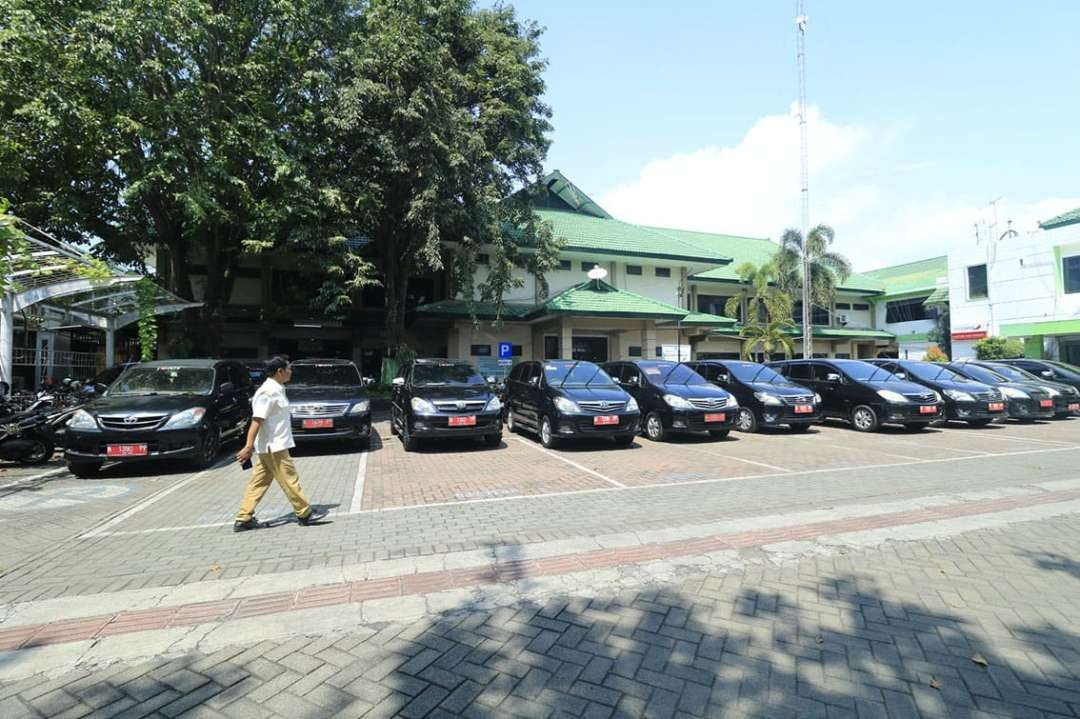 Sejumlah mobil dinas dikandangkan di Kantor Walikota Probolinggo menjelang lebaran. (Foto: Ikhsan Mahmudi/Ngopibareng.id)