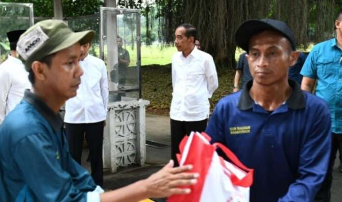 Presiden Jokowi ngabuburit di depan Istana Bogor sambil menyaksikan pembagian sembako untuk warga. (Foto: Setpres)