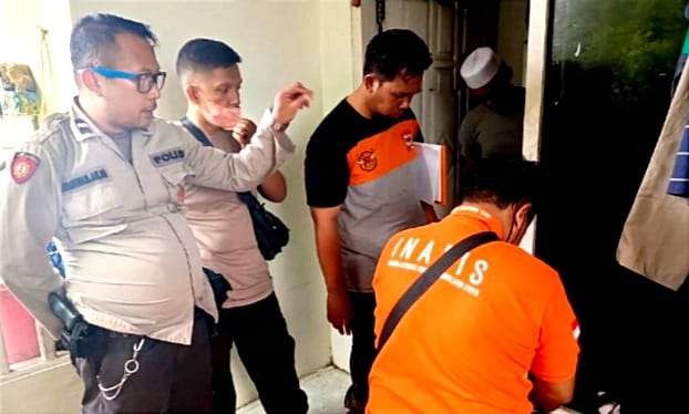Tim INAFIS Polres Situbondo melakukan olah TKP dan identifikasi rumah pedagang konveksi di Desa Pasir Putih Kecamatan Bungatan dibobol maling.(Foto: Dok Polsek Bungatan Situbondo)