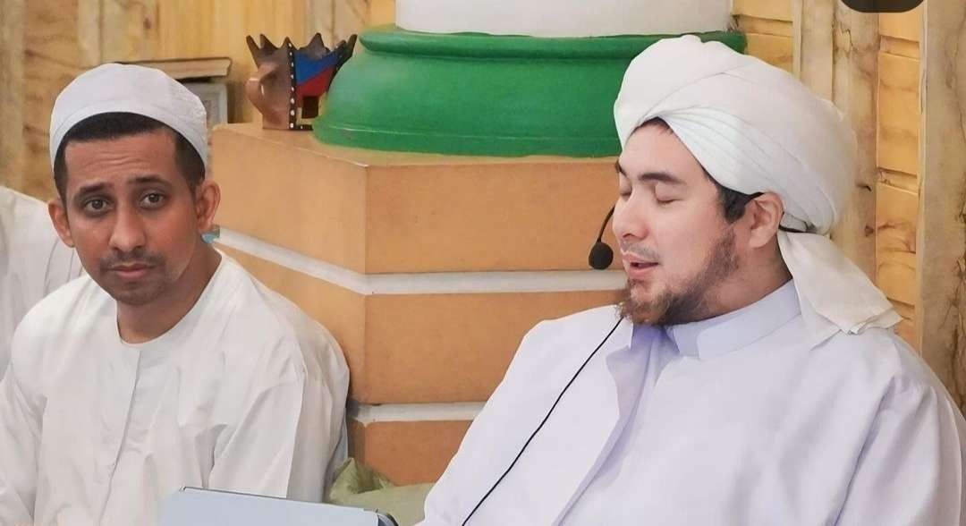Habib Ahmad bin Jindan bersama Habib Ja'far Husein al-Haddar.