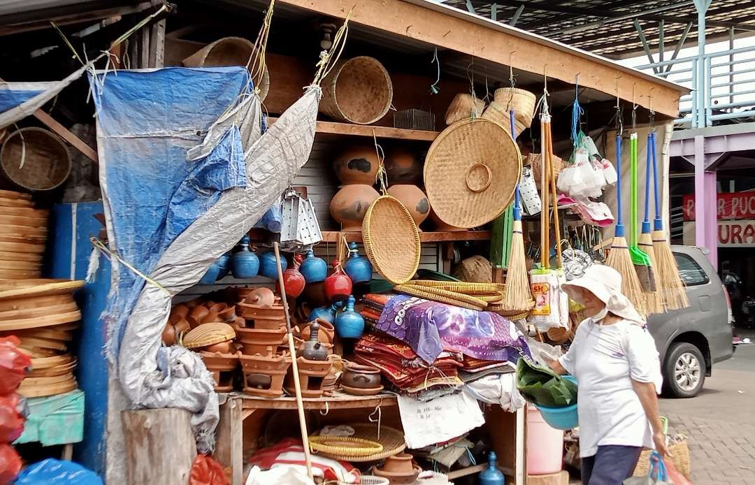 Gerabah atau alat dapur tradisiona yang punya nila budaya dan peradaban hanya jadi pajangan ( foto: Asmanu Sudarso/ngopibareng.id)