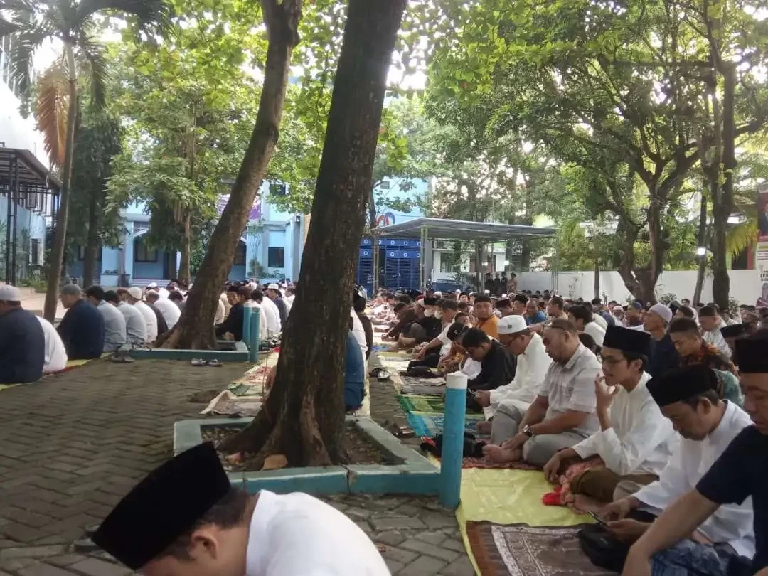 Warga Muhammadiyah melaksanakan sholat Idul Fitri di depan Masjid At Taqwa Jalan Teuku Umar Kota Bojonegoro, pada Jumat 21 April 2023. (Fot: Sujatmiko/Ngopibareng.id)