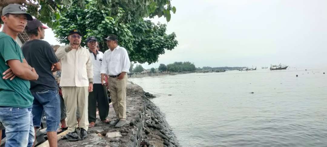 Anggota DPR RI Sumail Abdullah meninjau kawasan pantai Kalimoro, Desa Tembokrejo, Kecamatan Muncar, Banyuwangi (foto: istimewa)