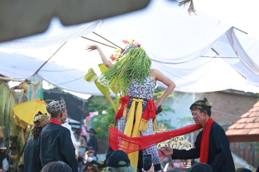 Seblang Olehsari menjadi salah satu atraksi seni budaya yang hadir saat momen libur lebaran (foto: Humas Pemkab Banyuwangi)
