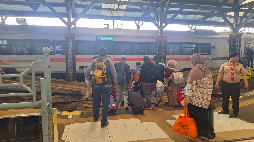 Para penumpang hendak memasuki KA Ambarawa Ekspress, dengan tujuan akhir Stasiun Semarang Poncol, sehari jelang hari raya Idulfitri 1445 H, Selasa 9 April 2024. (Foto: Julianus Palermo/Ngopibareng.id)