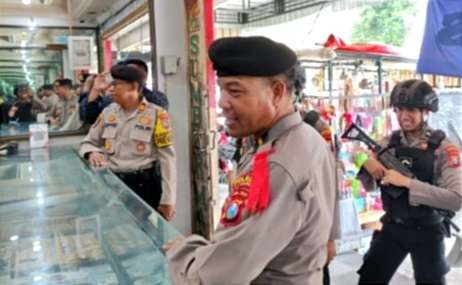 Anggota Samapta Polres Situbondo patroli pengamanan toko emas sehari jelang Lebaran 2024. (Foto: Dokumentasi Satsamapta Polres Situbondo)