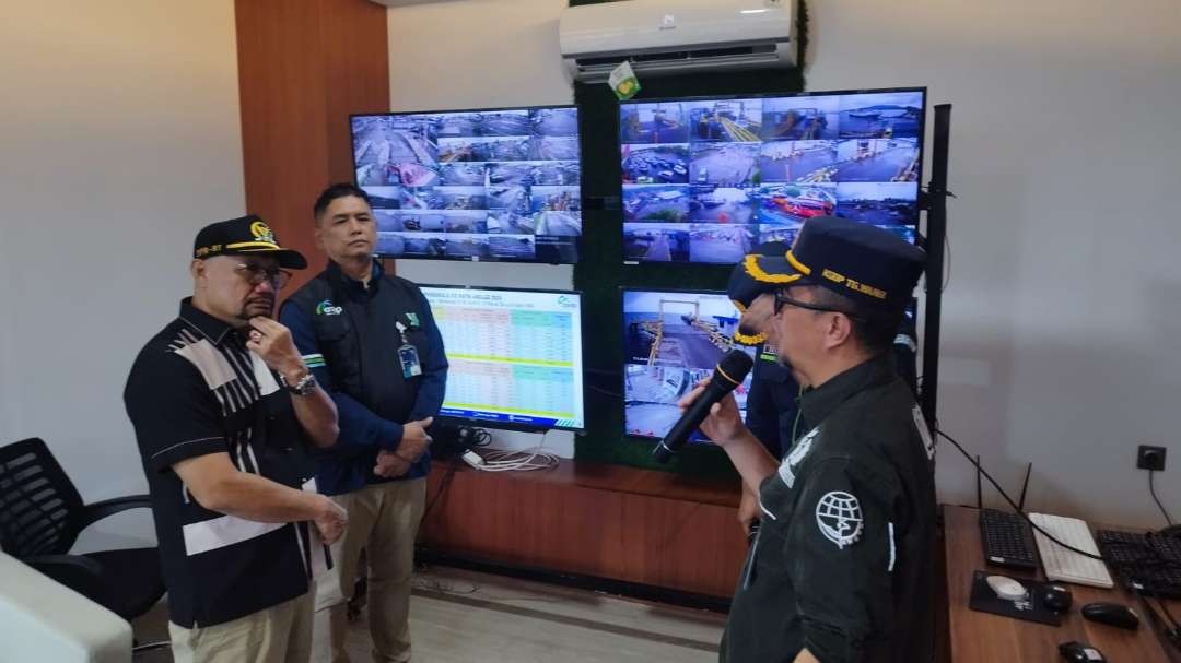 Anggota Komisi V DPR RI Sumail Abdullah meninjau Monitoring Room Pelabuhan Ketapang (foto: Muh Hujaini/Ngopibareng.id)