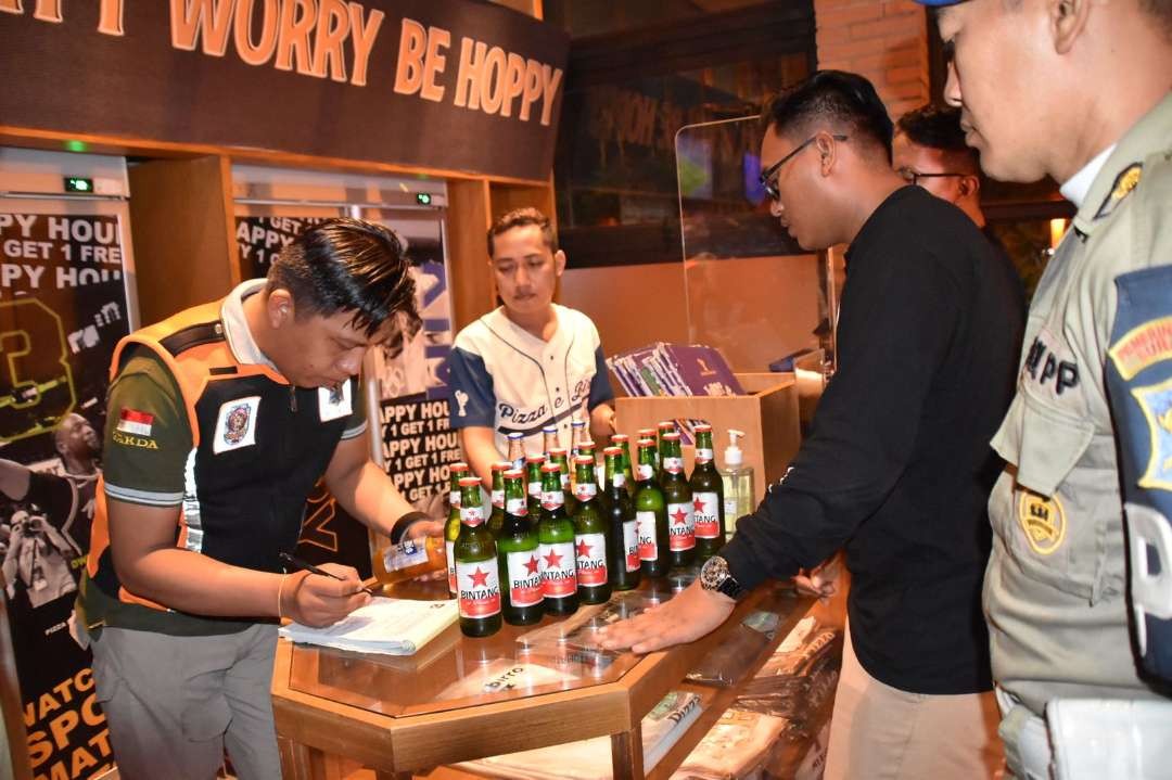 Satpol PP Surabaya sita puluhan botol miras dari RHU yang nekat jualan di bulan Ramadan. (Foto: Dokumentasi Satpol PP Surabaya)