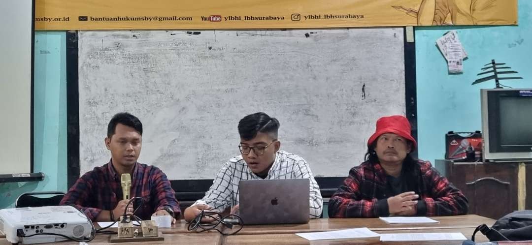 Koordinator Posko THR LBH Surabaya Achmad Roni (kiri), saat menyampaikan laporan yang masuk ke pihaknya terkait pelanggaran pembayaran THR. (Foto: Julianus Palermo/Ngopibareng.id)