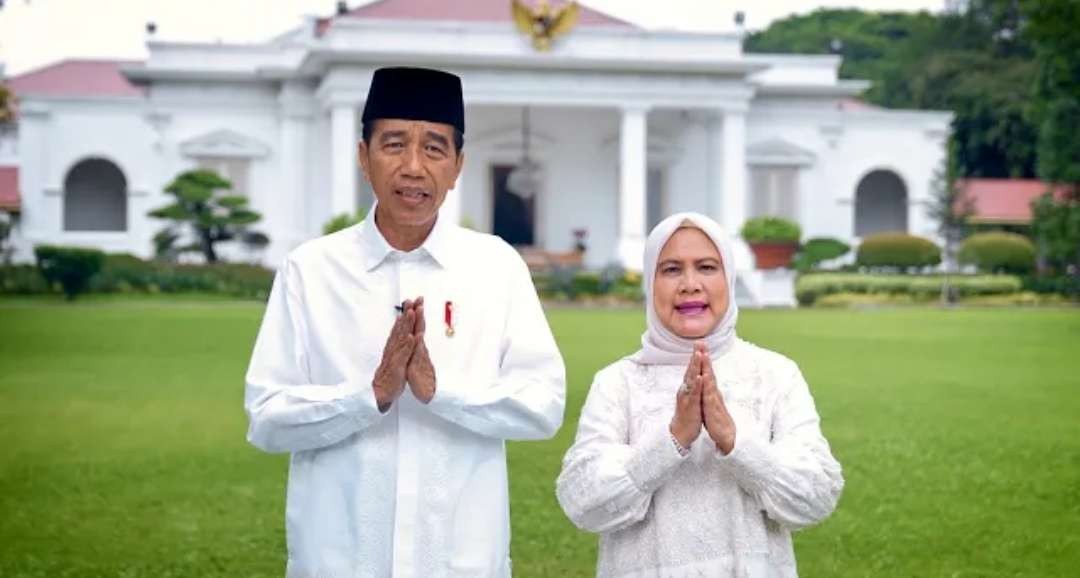 Presiden Jokowi dan Ibu Negara Iriana Jokowi menyampaikan ucapan Idul Fitri, Selasa 9 April 2024. (Foto: Tangkapan layar video)