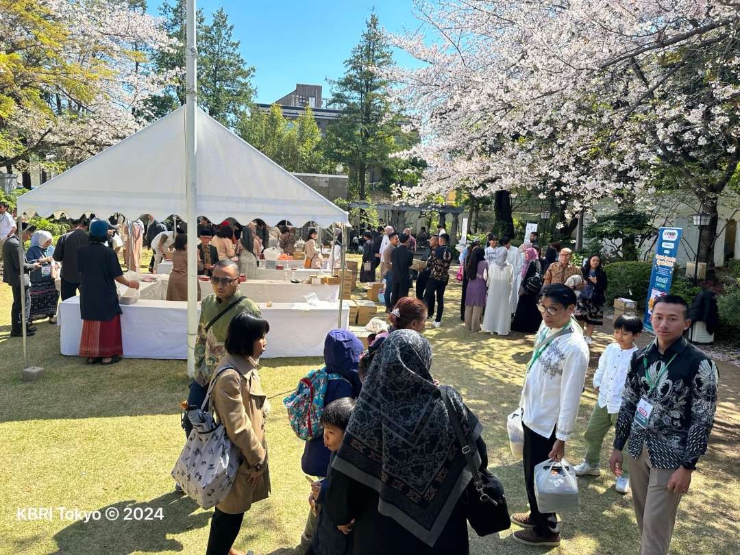 Bertepatan dengan puncak mekarnya bunga Sakura di Kota Tokyo, warga Muslim Indonesia di Jepang merayakan Idulfitri 1445 Hijriah. (Foto: Dok KBRI Tokyo)