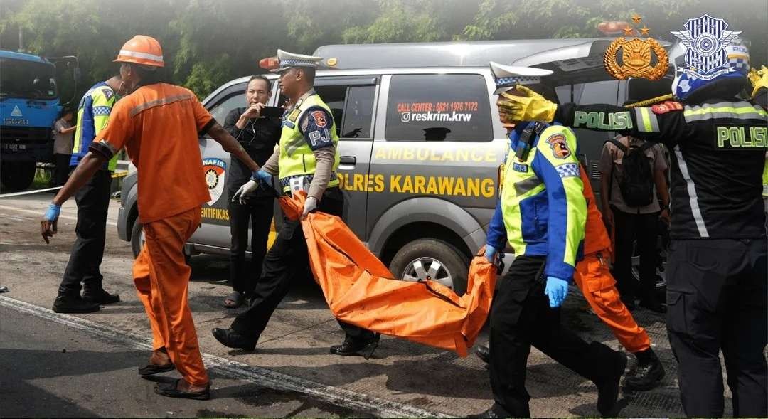Petugas kepolisian saat evakuasi jenazah korban kecelakaan maut KM 58 Tol Cikampek, Senin 8 April 2024 pagi. (Foto: Instagram @korlantaspolri.ntmc)