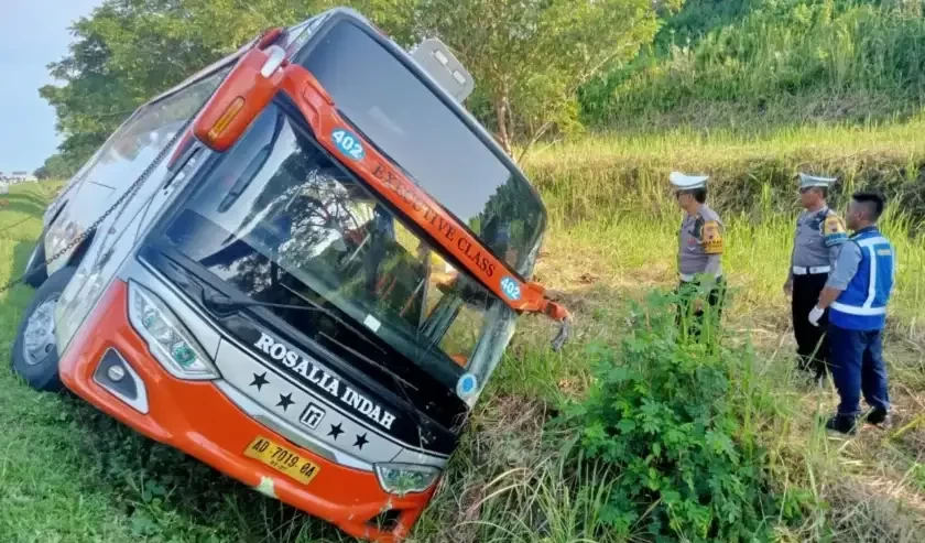 Kecelakaan tunggal Bus Rosalia Indah di Tol Waleri Kendal, Kamis 11 April 2024. (Foto: X)