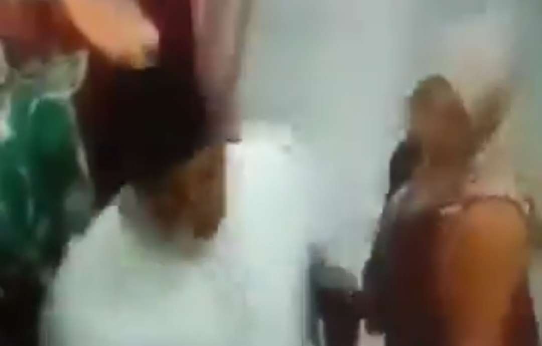 Seorang pria dan perempuan cabul di minimarket terekam CCTV dan tersebar di media sosial. (Foto: X)