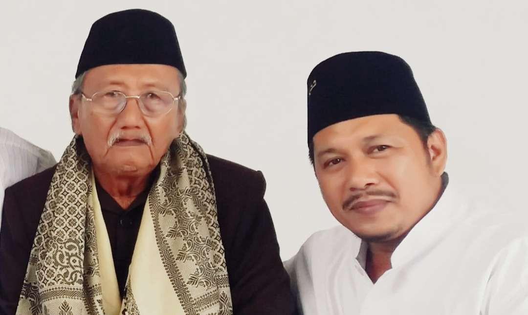 Tokoh kiai sepuh Surabaya, KH Abdul Mukhit Murtadlo (Imam Masjid Rahmat Kembangkuning Surabaya) bersama Ust Muh Taufik Mukti, Khadam kaum Habaib. (Foto: dok/ngopibareng.id)