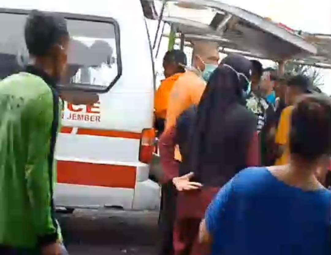 Proses evakuasi warga Gresik yang tewas terseret ombak di Pantai Paseban, Jember, Jawa Timur. (Foto: Istimewa)