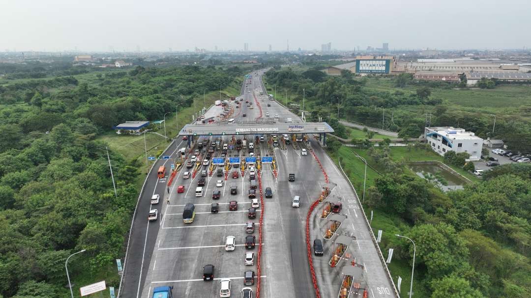 Potret Gerbang Tol (GT) Warugunung, di mana puluhan kendaraan masuk ke Kota Surabaya. (Foto: Dokumentasi PT Jasamarga Surabaya-Mojokerto)