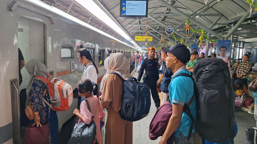 Suasana mudik di Stasiun Surabaya Gubeng, pada periode Angkutan Lebaran 2024. (Foto: Julianus Palermo/Ngopibareng.id)