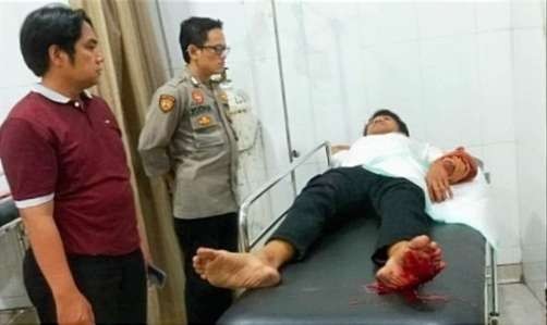 Pemuda korban pengerorokan dua remaja tetangga sendiri dirawat di RSU Asembagus Situbondo. (Foto: Dok. Polsek Asembagus)