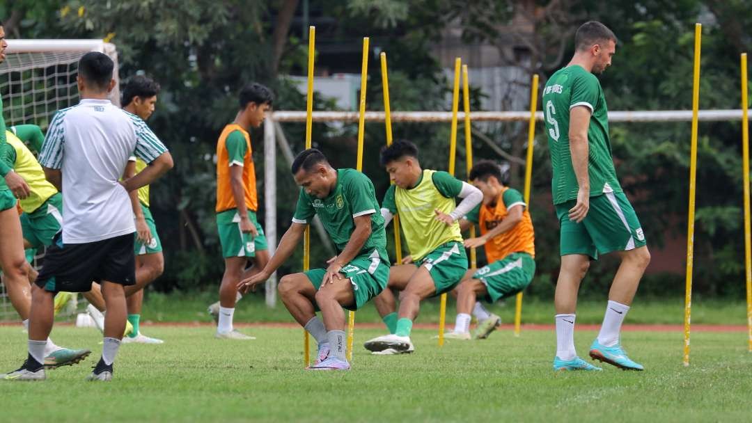 Pemain Persebaya saat menjalani latihan di Lapangan Thor, Surabaya, Jumat 12 April 2024. (Foto: Fariz Yarbo/Ngopibareng.id)