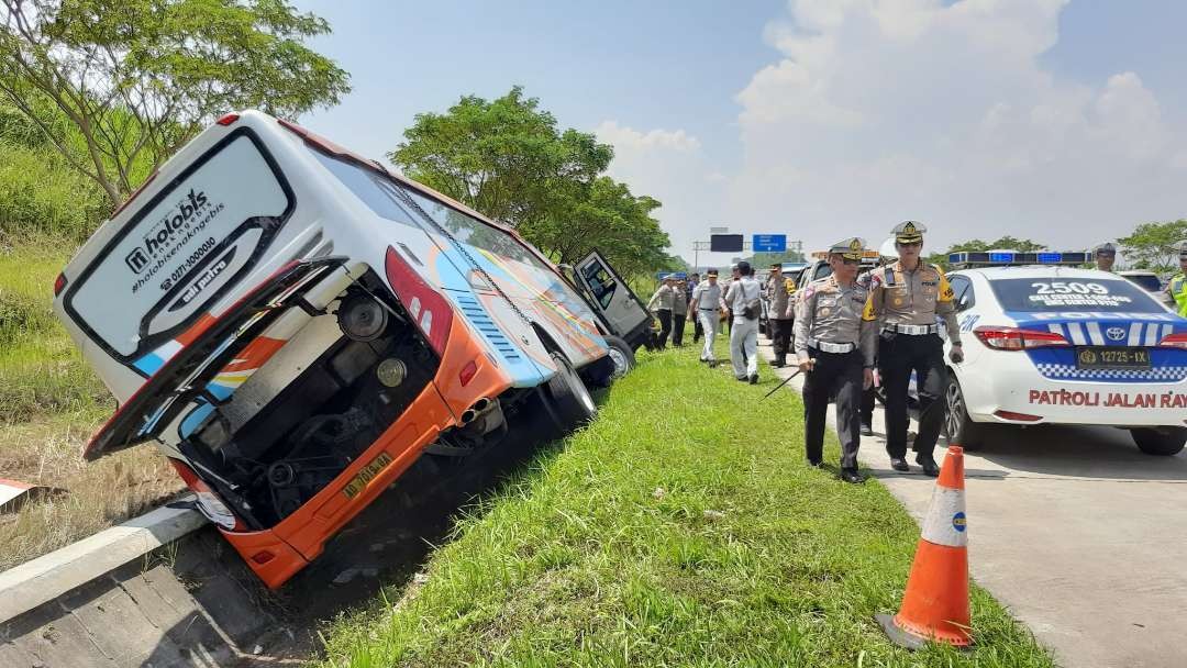 Kondisi bus Rosalia Indah alami kecelakaan tunggal, korban tewas tujuh orang, Kamis 11 April 2024. (Foto: Instagram @korlantaspolri.ntmc)