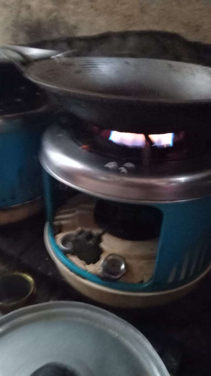 Kompor masak dengan bakar bakar minyak tanah yang Kembali digunakan warg Cepu, Kabupaten Blora akibat gas elpiji 3 kilogram langka dan mahal. (Foto: sujatmiko/ngopibareng.id)