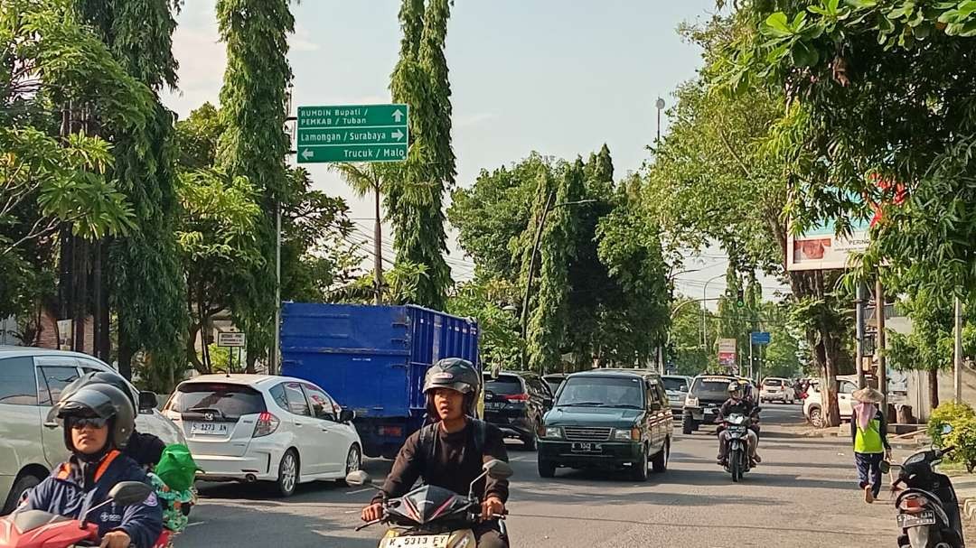 Arus balik H+2 kendaraan dari luar Bojonegoro mulai padati jalur nasional penghubung Surabaya-Semarang via Bojonegoro pada Jumat 12 April 2024. (Foto: sujatmiko/ngopibareng.id)