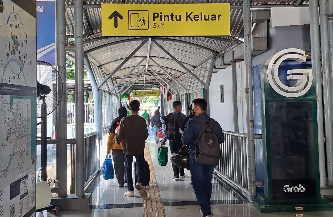 Suasana arus balik di Stasiun Gubeng Surabaya, pada Sabtu, 13 April 2024. (Foto: Pita Sari/Ngopibareng.id)