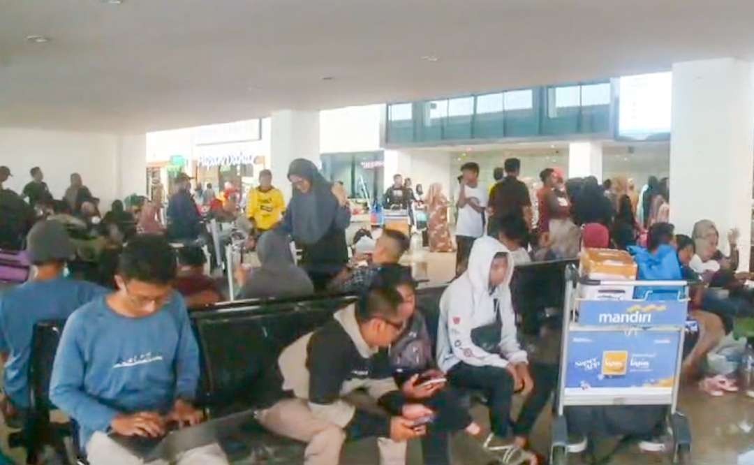 Kondisi ruang tunggu terminal 1 Bandara Juanda padat penumpang (Foto :Aini/Ngopibareng.id)
