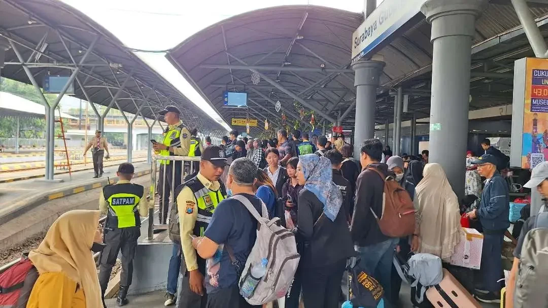 Suasana keberangkatan di Stasiun Surabaya Gubeng, pada masa Angkutan Lebaran 2024. (Foto: Julianus Palermo/Ngopibareng.id)