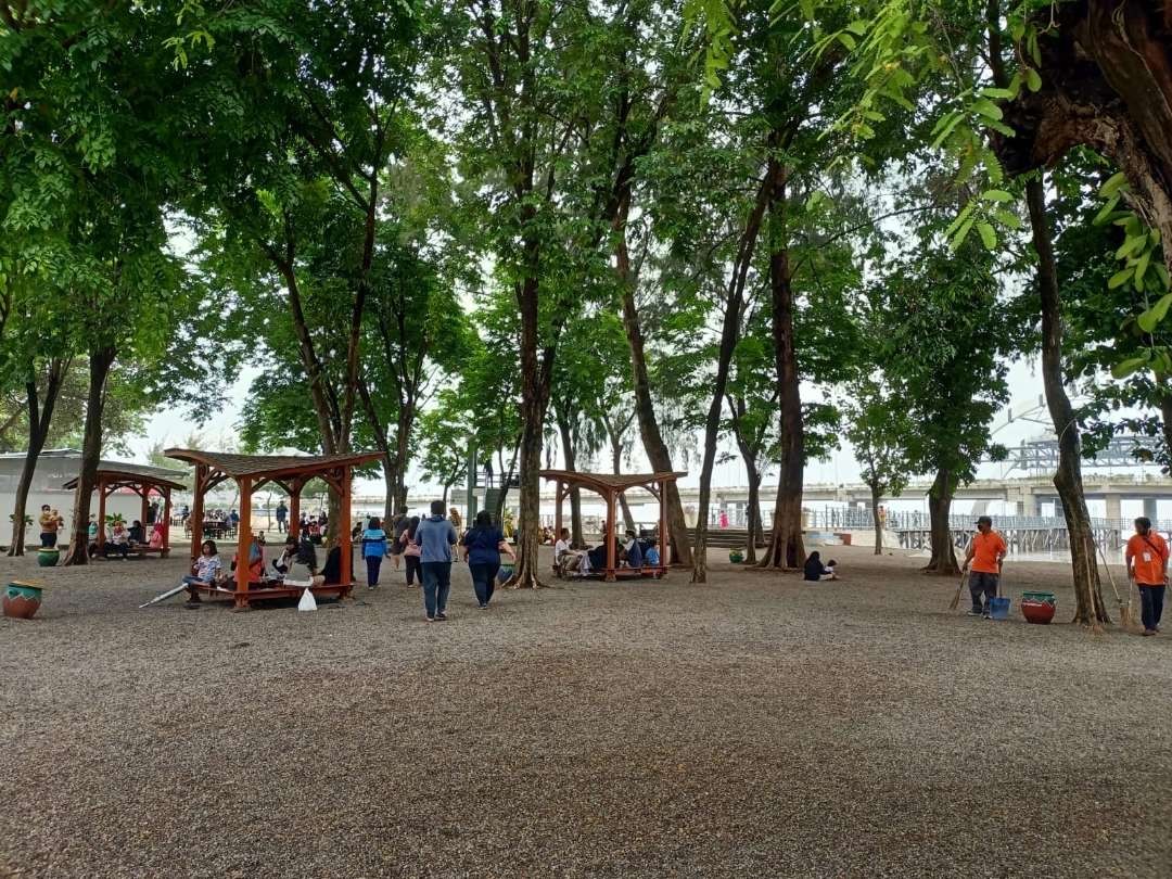 Suasana Pantai Kenjeran saat libur Lebaran. (Foto: Istimewa)