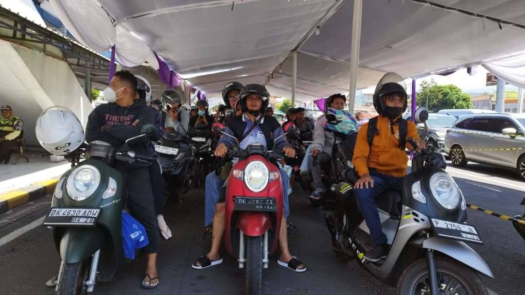 Sejumlah pemudik dengan kendaraan roda dua bersiap kembali ke perantauan di Bali (Foto: Muh Hujaini/Ngopibareng.id)