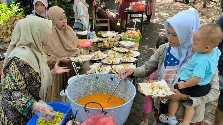 Festival Ketupat Al Ahmad, ribuan warga Kediri makan gratis menu nusantara. (Foto: Fendi Lesmana/Ngopibareng.id)