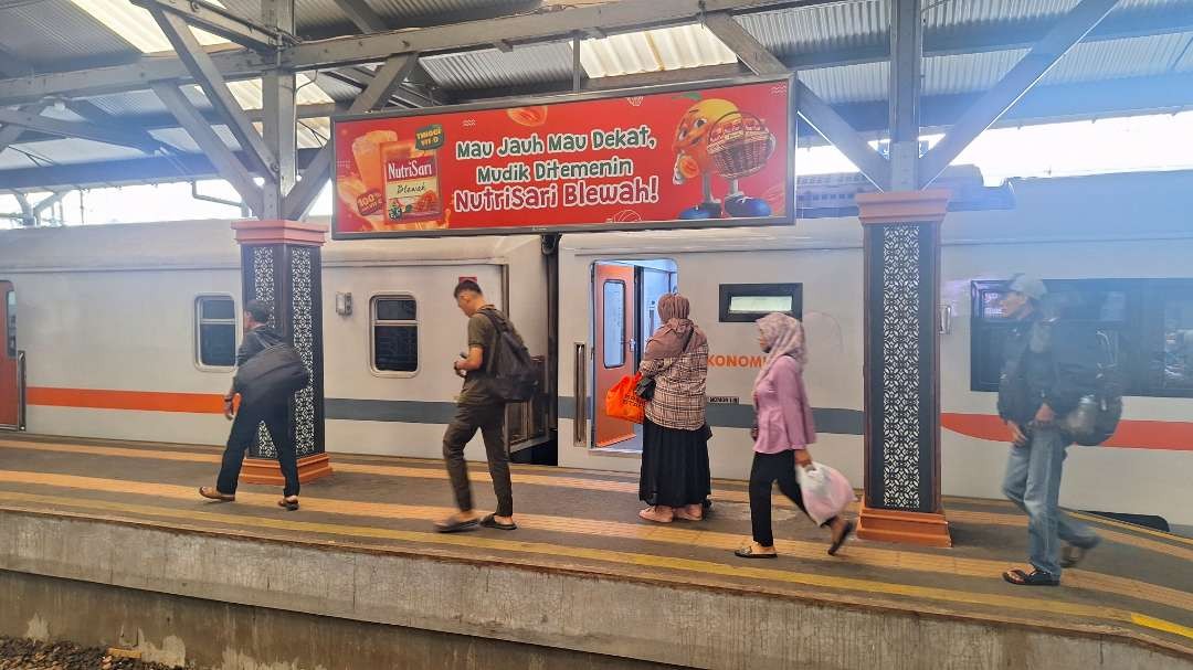 Suasana keberangkatan di Stasiun Surabaya Pasarturi, pada masa angkutan Lebaran 2024. (Foto: Julianus Palermo/Ngopibareng.id)