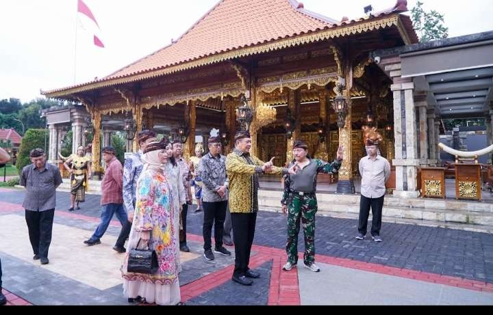 Ketua MPR RI Bambang Soesatyo mengunjungi  replika Keratan Majopahit di Cipayung Jakarta Timur bersama penggagasnya Hendropriyono (Foto; Istimewa)i