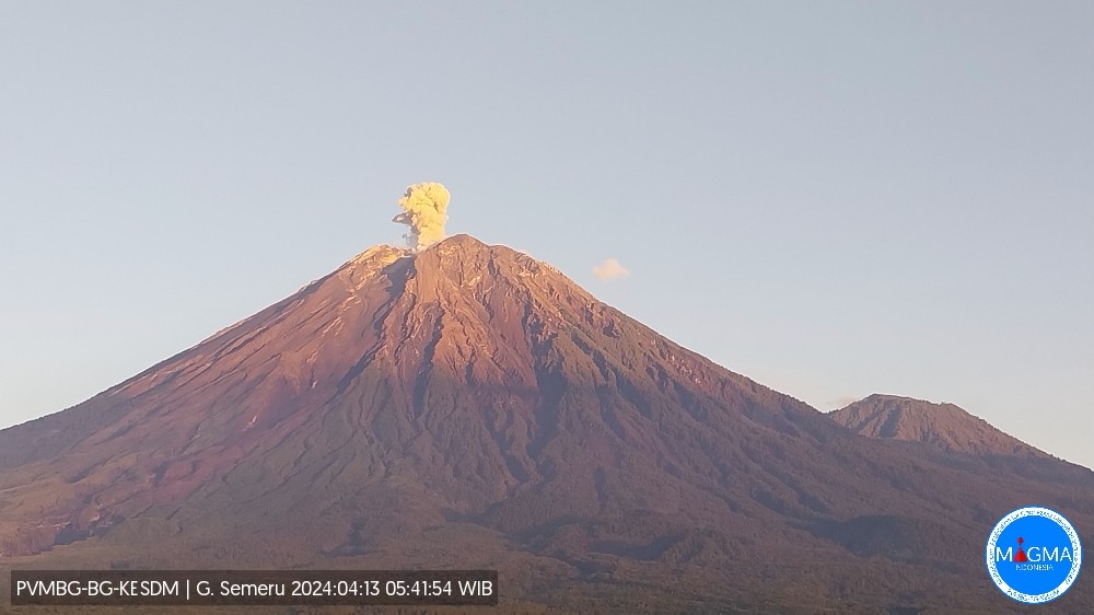 Gunung api Semeru yang sangat aktif meletus tahun 2024 ini. (Foto: magma.esdm)